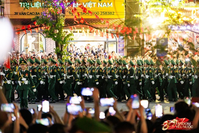 Kết th&uacute;c buổi tổng hợp luyện lần 2 đầy cảm x&uacute;c, người d&acirc;n đổ ra đường vẫy ch&agrave;o c&aacute;c chiến sĩ A80- Ảnh 41.