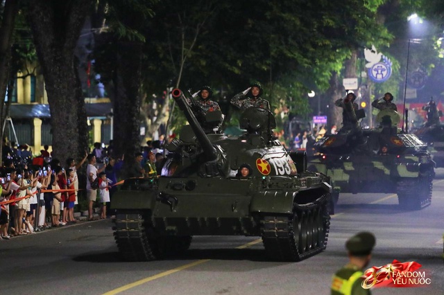 Kết th&uacute;c buổi tổng hợp luyện lần 2 đầy cảm x&uacute;c, người d&acirc;n đổ ra đường vẫy ch&agrave;o c&aacute;c chiến sĩ A80- Ảnh 64.