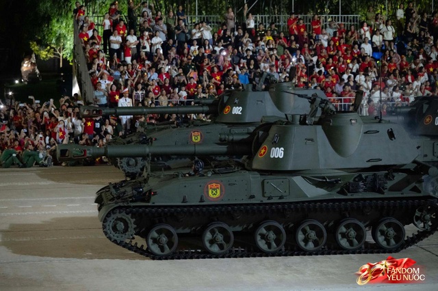 Kết th&uacute;c buổi tổng hợp luyện lần 2 đầy cảm x&uacute;c, người d&acirc;n đổ ra đường vẫy ch&agrave;o c&aacute;c chiến sĩ A80- Ảnh 119.