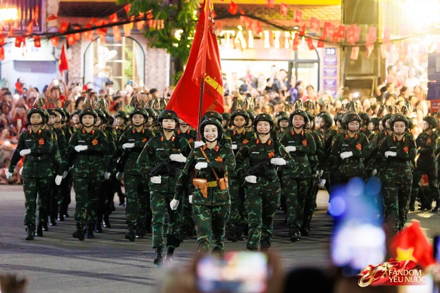 Kết th&uacute;c buổi tổng hợp luyện lần 2 đầy cảm x&uacute;c, người d&acirc;n đổ ra đường vẫy ch&agrave;o c&aacute;c chiến sĩ A80- Ảnh 47.