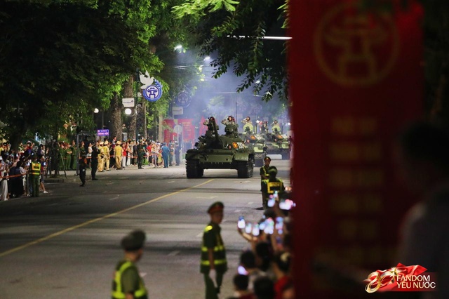 Kết th&uacute;c buổi tổng hợp luyện lần 2 đầy cảm x&uacute;c, người d&acirc;n đổ ra đường vẫy ch&agrave;o c&aacute;c chiến sĩ A80- Ảnh 60.