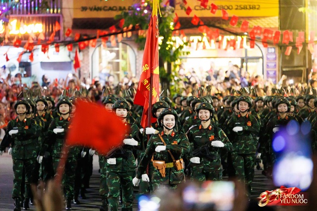 Kết th&uacute;c buổi tổng hợp luyện lần 2 đầy cảm x&uacute;c, người d&acirc;n đổ ra đường vẫy ch&agrave;o c&aacute;c chiến sĩ A80- Ảnh 44.