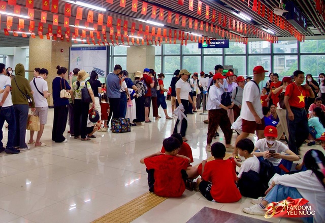 Hà Nội đổ mưa bất ngờ, "khối yêu nước" vẫn kiên trì bám trụ chỗ đẹp chờ xem tổng hợp luyện tối nay- Ảnh 9. Hà Nội đổ mưa bất ngờ, "khối yêu nước" vẫn kiên trì bám trụ chỗ đẹp chờ xem tổng hợp luyện tối nay- Ảnh 9.