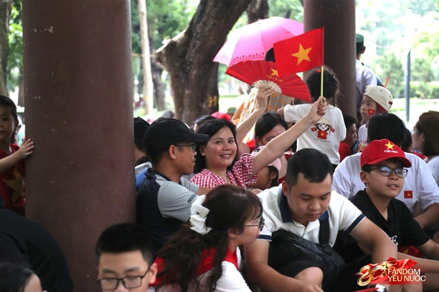 Hà Nội đổ mưa bất ngờ, "khối yêu nước" vẫn kiên trì bám trụ chỗ đẹp chờ xem tổng hợp luyện tối nay- Ảnh 8. Hà Nội đổ mưa bất ngờ, "khối yêu nước" vẫn kiên trì bám trụ chỗ đẹp chờ xem tổng hợp luyện tối nay- Ảnh 8.