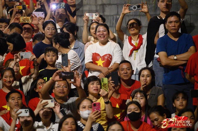 Kết th&uacute;c buổi tổng hợp luyện lần 2 đầy cảm x&uacute;c, người d&acirc;n đổ ra đường vẫy ch&agrave;o c&aacute;c chiến sĩ A80- Ảnh 81.