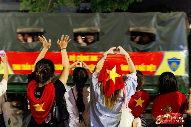 Kết th&uacute;c buổi tổng hợp luyện lần 2 đầy cảm x&uacute;c, người d&acirc;n đổ ra đường vẫy ch&agrave;o c&aacute;c chiến sĩ A80- Ảnh 1.