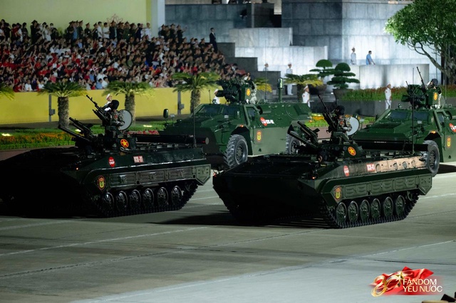 Kết th&uacute;c buổi tổng hợp luyện lần 2 đầy cảm x&uacute;c, người d&acirc;n đổ ra đường vẫy ch&agrave;o c&aacute;c chiến sĩ A80- Ảnh 120.