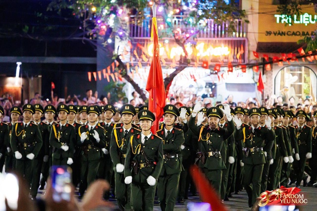 Kết th&uacute;c buổi tổng hợp luyện lần 2 đầy cảm x&uacute;c, người d&acirc;n đổ ra đường vẫy ch&agrave;o c&aacute;c chiến sĩ A80- Ảnh 46.