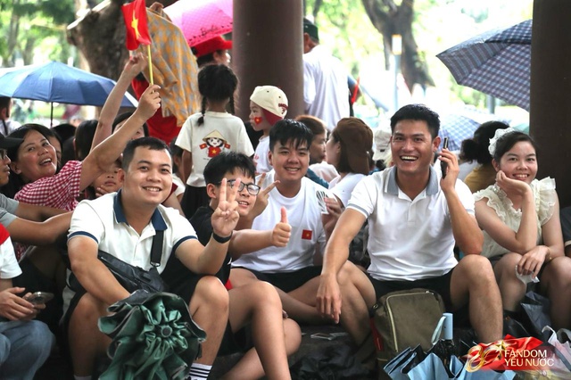 Hà Nội đổ mưa bất ngờ, "khối yêu nước" vẫn kiên trì bám trụ chỗ đẹp chờ xem tổng hợp luyện tối nay- Ảnh 1. Hà Nội đổ mưa bất ngờ, "khối yêu nước" vẫn kiên trì bám trụ chỗ đẹp chờ xem tổng hợp luyện tối nay- Ảnh 1.