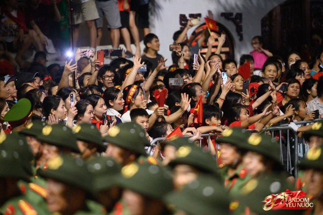 Kết th&uacute;c buổi tổng hợp luyện lần 2 đầy cảm x&uacute;c, người d&acirc;n đổ ra đường vẫy ch&agrave;o c&aacute;c chiến sĩ A80- Ảnh 80.