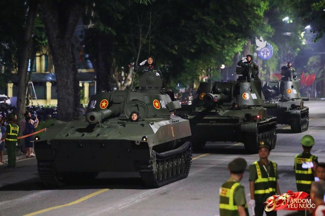 Kết th&uacute;c buổi tổng hợp luyện lần 2 đầy cảm x&uacute;c, người d&acirc;n đổ ra đường vẫy ch&agrave;o c&aacute;c chiến sĩ A80- Ảnh 65.