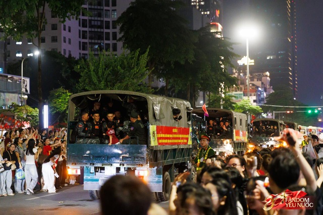 Kết th&uacute;c buổi tổng hợp luyện lần 2 đầy cảm x&uacute;c, người d&acirc;n đổ ra đường vẫy ch&agrave;o c&aacute;c chiến sĩ A80- Ảnh 14.