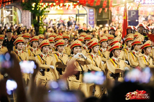 Kết th&uacute;c buổi tổng hợp luyện lần 2 đầy cảm x&uacute;c, người d&acirc;n đổ ra đường vẫy ch&agrave;o c&aacute;c chiến sĩ A80- Ảnh 32.