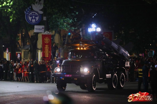 Kết th&uacute;c buổi tổng hợp luyện lần 2 đầy cảm x&uacute;c, người d&acirc;n đổ ra đường vẫy ch&agrave;o c&aacute;c chiến sĩ A80- Ảnh 55.