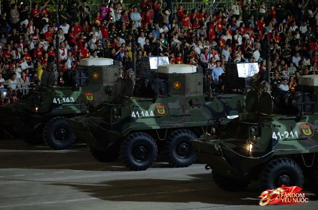 Kết th&uacute;c buổi tổng hợp luyện lần 2 đầy cảm x&uacute;c, người d&acirc;n đổ ra đường vẫy ch&agrave;o c&aacute;c chiến sĩ A80- Ảnh 117.