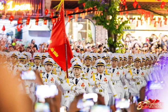 Kết th&uacute;c buổi tổng hợp luyện lần 2 đầy cảm x&uacute;c, người d&acirc;n đổ ra đường vẫy ch&agrave;o c&aacute;c chiến sĩ A80- Ảnh 42.