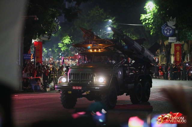 Kết th&uacute;c buổi tổng hợp luyện lần 2 đầy cảm x&uacute;c, người d&acirc;n đổ ra đường vẫy ch&agrave;o c&aacute;c chiến sĩ A80- Ảnh 54.