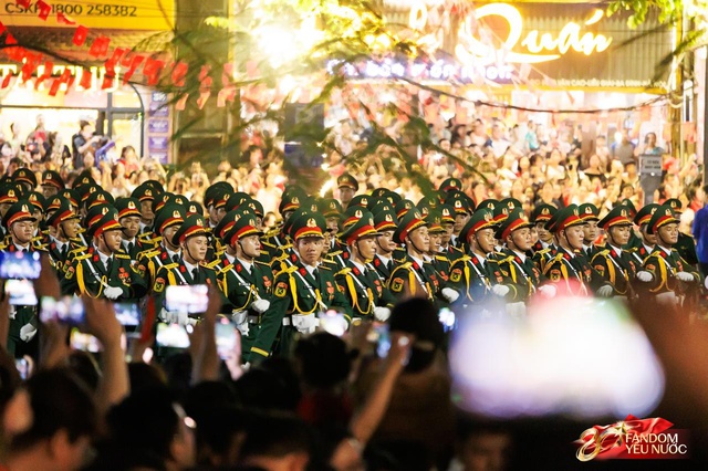 Kết th&uacute;c buổi tổng hợp luyện lần 2 đầy cảm x&uacute;c, người d&acirc;n đổ ra đường vẫy ch&agrave;o c&aacute;c chiến sĩ A80- Ảnh 45.