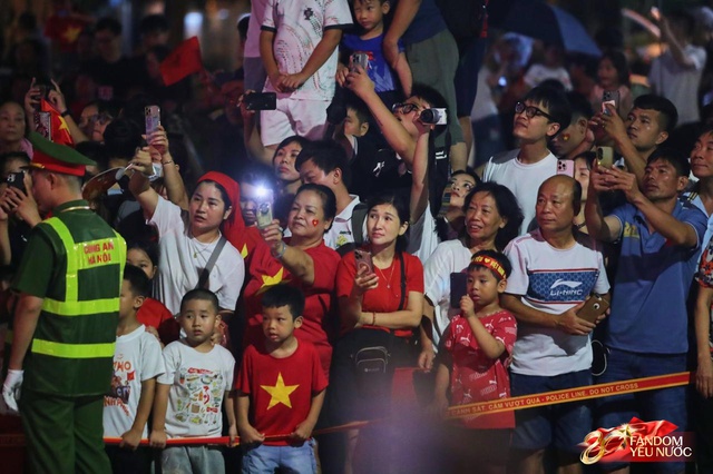 Kết th&uacute;c buổi tổng hợp luyện lần 2 đầy cảm x&uacute;c, người d&acirc;n đổ ra đường vẫy ch&agrave;o c&aacute;c chiến sĩ A80- Ảnh 59.