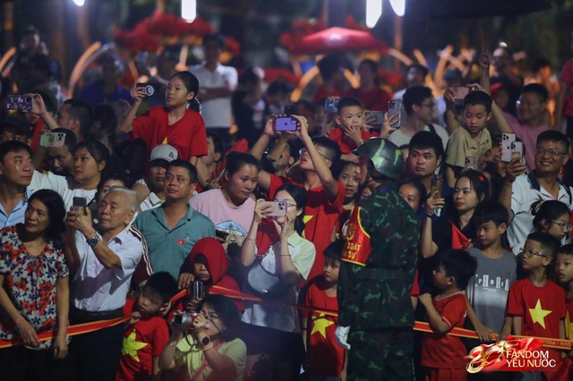 Kết th&uacute;c buổi tổng hợp luyện lần 2 đầy cảm x&uacute;c, người d&acirc;n đổ ra đường vẫy ch&agrave;o c&aacute;c chiến sĩ A80- Ảnh 58.