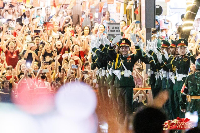 Kết th&uacute;c buổi tổng hợp luyện lần 2 đầy cảm x&uacute;c, người d&acirc;n đổ ra đường vẫy ch&agrave;o c&aacute;c chiến sĩ A80- Ảnh 37.