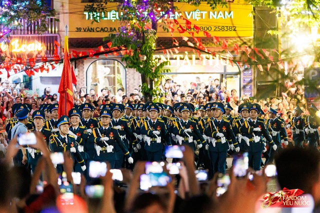 Kết th&uacute;c buổi tổng hợp luyện lần 2 đầy cảm x&uacute;c, người d&acirc;n đổ ra đường vẫy ch&agrave;o c&aacute;c chiến sĩ A80- Ảnh 36.