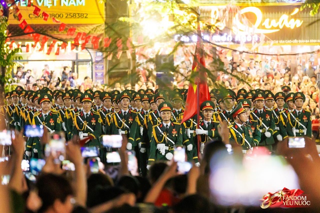 Kết th&uacute;c buổi tổng hợp luyện lần 2 đầy cảm x&uacute;c, người d&acirc;n đổ ra đường vẫy ch&agrave;o c&aacute;c chiến sĩ A80- Ảnh 40.