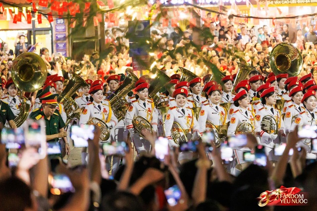 Kết th&uacute;c buổi tổng hợp luyện lần 2 đầy cảm x&uacute;c, người d&acirc;n đổ ra đường vẫy ch&agrave;o c&aacute;c chiến sĩ A80- Ảnh 34.