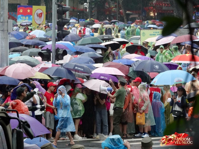 Hà Nội đổ mưa bất ngờ, "khối yêu nước" vẫn kiên trì bám trụ chỗ đẹp chờ xem tổng hợp luyện tối nay- Ảnh 7. Hà Nội đổ mưa bất ngờ, "khối yêu nước" vẫn kiên trì bám trụ chỗ đẹp chờ xem tổng hợp luyện tối nay- Ảnh 7.