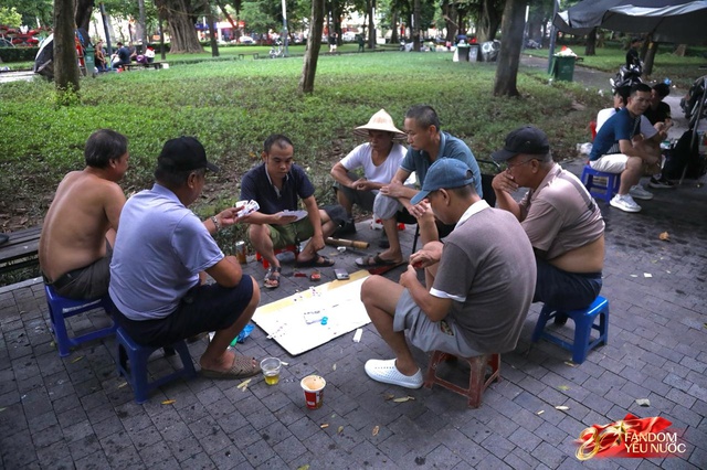 Hà Nội đổ mưa bất ngờ, "khối yêu nước" vẫn kiên trì bám trụ chỗ đẹp chờ xem tổng hợp luyện tối nay- Ảnh 3. Hà Nội đổ mưa bất ngờ, "khối yêu nước" vẫn kiên trì bám trụ chỗ đẹp chờ xem tổng hợp luyện tối nay- Ảnh 3.