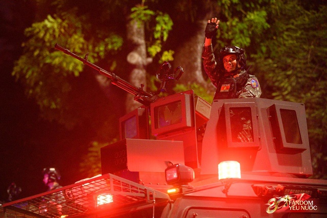 Kết th&uacute;c buổi tổng hợp luyện lần 2 đầy cảm x&uacute;c, người d&acirc;n đổ ra đường vẫy ch&agrave;o c&aacute;c chiến sĩ A80- Ảnh 75.