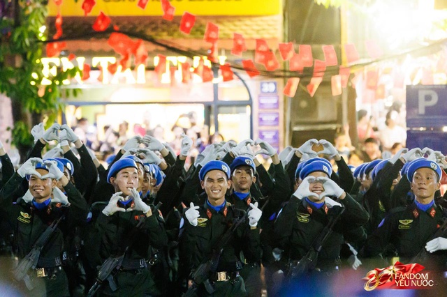 Kết th&uacute;c buổi tổng hợp luyện lần 2 đầy cảm x&uacute;c, người d&acirc;n đổ ra đường vẫy ch&agrave;o c&aacute;c chiến sĩ A80- Ảnh 39.
