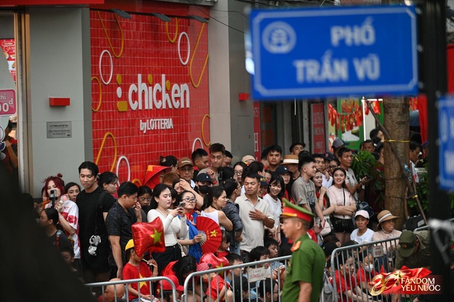 Hà Nội đổ mưa bất ngờ, "khối yêu nước" vẫn kiên trì bám trụ chỗ đẹp chờ xem tổng hợp luyện tối nay- Ảnh 4. Hà Nội đổ mưa bất ngờ, "khối yêu nước" vẫn kiên trì bám trụ chỗ đẹp chờ xem tổng hợp luyện tối nay- Ảnh 4.