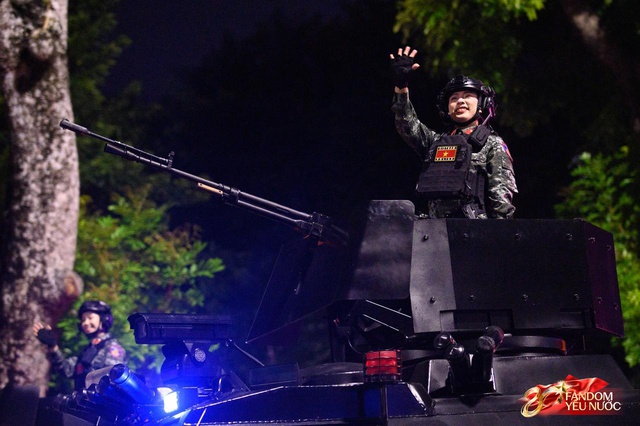 Kết th&uacute;c buổi tổng hợp luyện lần 2 đầy cảm x&uacute;c, người d&acirc;n đổ ra đường vẫy ch&agrave;o c&aacute;c chiến sĩ A80- Ảnh 78.