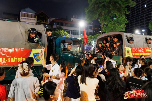 Kết th&uacute;c buổi tổng hợp luyện lần 2 đầy cảm x&uacute;c, người d&acirc;n đổ ra đường vẫy ch&agrave;o c&aacute;c chiến sĩ A80- Ảnh 5.