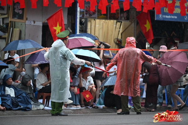 Hà Nội đổ mưa bất ngờ, "khối yêu nước" vẫn kiên trì bám trụ chỗ đẹp chờ xem tổng hợp luyện tối nay- Ảnh 3. Hà Nội đổ mưa bất ngờ, "khối yêu nước" vẫn kiên trì bám trụ chỗ đẹp chờ xem tổng hợp luyện tối nay- Ảnh 3.