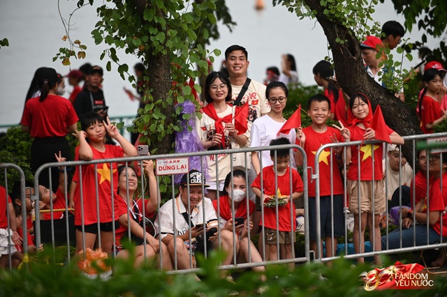 Hà Nội đổ mưa bất ngờ, "khối yêu nước" vẫn kiên trì bám trụ chỗ đẹp chờ xem tổng hợp luyện tối nay- Ảnh 5. Hà Nội đổ mưa bất ngờ, "khối yêu nước" vẫn kiên trì bám trụ chỗ đẹp chờ xem tổng hợp luyện tối nay- Ảnh 5.