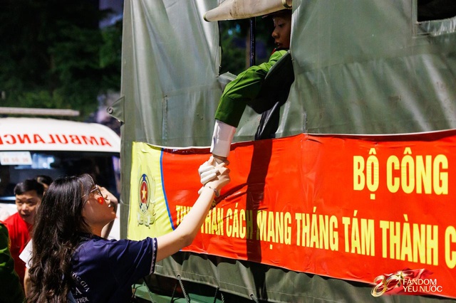 Kết th&uacute;c buổi tổng hợp luyện lần 2 đầy cảm x&uacute;c, người d&acirc;n đổ ra đường vẫy ch&agrave;o c&aacute;c chiến sĩ A80- Ảnh 7.