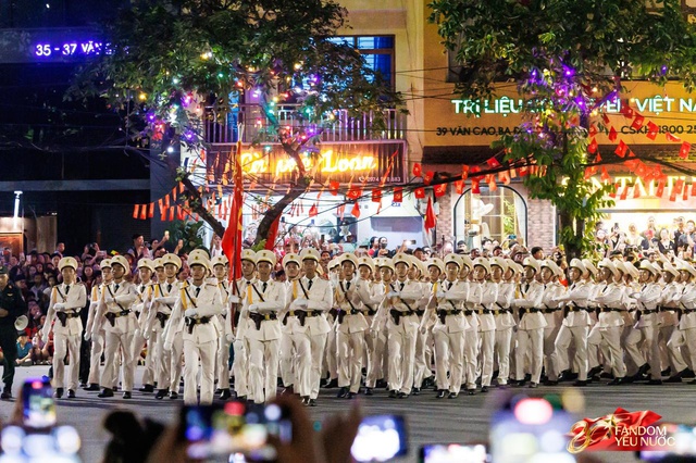 Kết th&uacute;c buổi tổng hợp luyện lần 2 đầy cảm x&uacute;c, người d&acirc;n đổ ra đường vẫy ch&agrave;o c&aacute;c chiến sĩ A80- Ảnh 29.