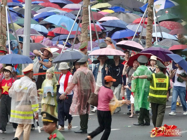 Hà Nội đổ mưa bất ngờ, "khối yêu nước" vẫn kiên trì bám trụ chỗ đẹp chờ xem tổng hợp luyện tối nay- Ảnh 6. Hà Nội đổ mưa bất ngờ, "khối yêu nước" vẫn kiên trì bám trụ chỗ đẹp chờ xem tổng hợp luyện tối nay- Ảnh 6.