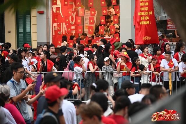 Hà Nội đổ mưa bất ngờ, "khối yêu nước" vẫn kiên trì bám trụ chỗ đẹp chờ xem tổng hợp luyện tối nay- Ảnh 6. Hà Nội đổ mưa bất ngờ, "khối yêu nước" vẫn kiên trì bám trụ chỗ đẹp chờ xem tổng hợp luyện tối nay- Ảnh 6.