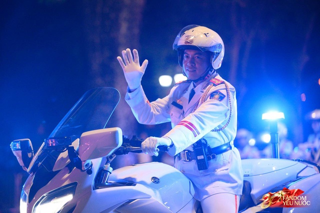 Kết th&uacute;c buổi tổng hợp luyện lần 2 đầy cảm x&uacute;c, người d&acirc;n đổ ra đường vẫy ch&agrave;o c&aacute;c chiến sĩ A80- Ảnh 79.