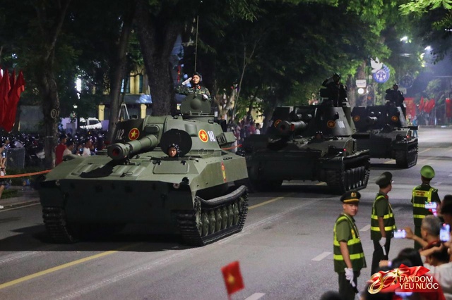 Kết th&uacute;c buổi tổng hợp luyện lần 2 đầy cảm x&uacute;c, người d&acirc;n đổ ra đường vẫy ch&agrave;o c&aacute;c chiến sĩ A80- Ảnh 71.