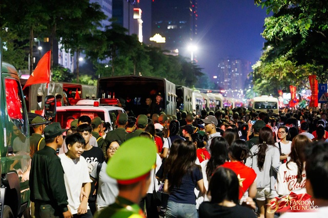 Kết th&uacute;c buổi tổng hợp luyện lần 2 đầy cảm x&uacute;c, người d&acirc;n đổ ra đường vẫy ch&agrave;o c&aacute;c chiến sĩ A80- Ảnh 15.