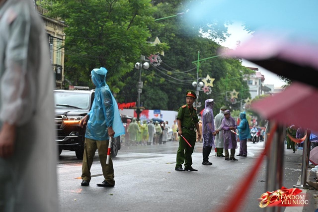 Hà Nội đổ mưa bất ngờ, "khối yêu nước" vẫn kiên trì bám trụ chỗ đẹp chờ xem tổng hợp luyện tối nay- Ảnh 4. Hà Nội đổ mưa bất ngờ, "khối yêu nước" vẫn kiên trì bám trụ chỗ đẹp chờ xem tổng hợp luyện tối nay- Ảnh 4.