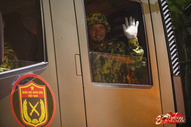 Kết th&uacute;c buổi tổng hợp luyện lần 2 đầy cảm x&uacute;c, người d&acirc;n đổ ra đường vẫy ch&agrave;o c&aacute;c chiến sĩ A80- Ảnh 77.
