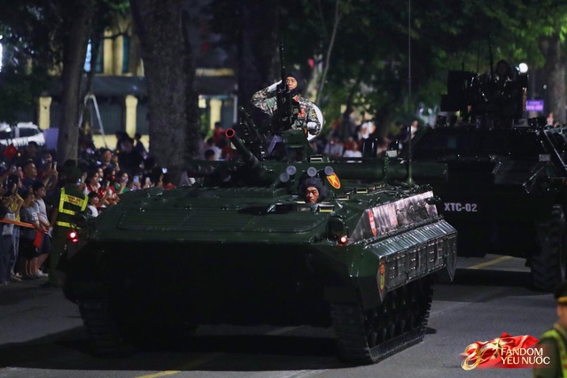 Kết th&uacute;c buổi tổng hợp luyện lần 2 đầy cảm x&uacute;c, người d&acirc;n đổ ra đường vẫy ch&agrave;o c&aacute;c chiến sĩ A80- Ảnh 63.