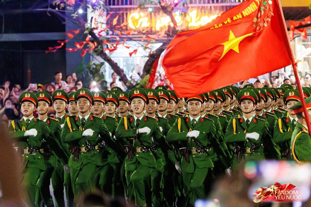 Kết th&uacute;c buổi tổng hợp luyện lần 2 đầy cảm x&uacute;c, người d&acirc;n đổ ra đường vẫy ch&agrave;o c&aacute;c chiến sĩ A80- Ảnh 31.