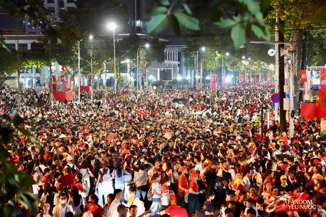 Kết th&uacute;c buổi tổng hợp luyện lần 2 đầy cảm x&uacute;c, người d&acirc;n đổ ra đường vẫy ch&agrave;o c&aacute;c chiến sĩ A80- Ảnh 52.