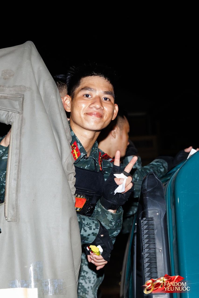 Kết th&uacute;c buổi tổng hợp luyện lần 2 đầy cảm x&uacute;c, người d&acirc;n đổ ra đường vẫy ch&agrave;o c&aacute;c chiến sĩ A80- Ảnh 8.